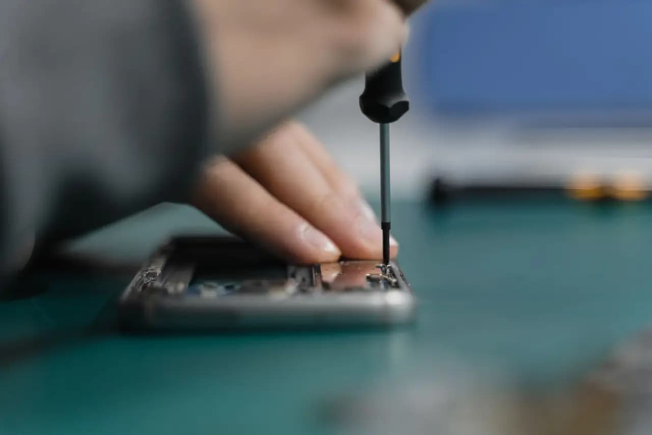 Réparer ou racheter un smartphone : le guide complet pour faire le bon choix