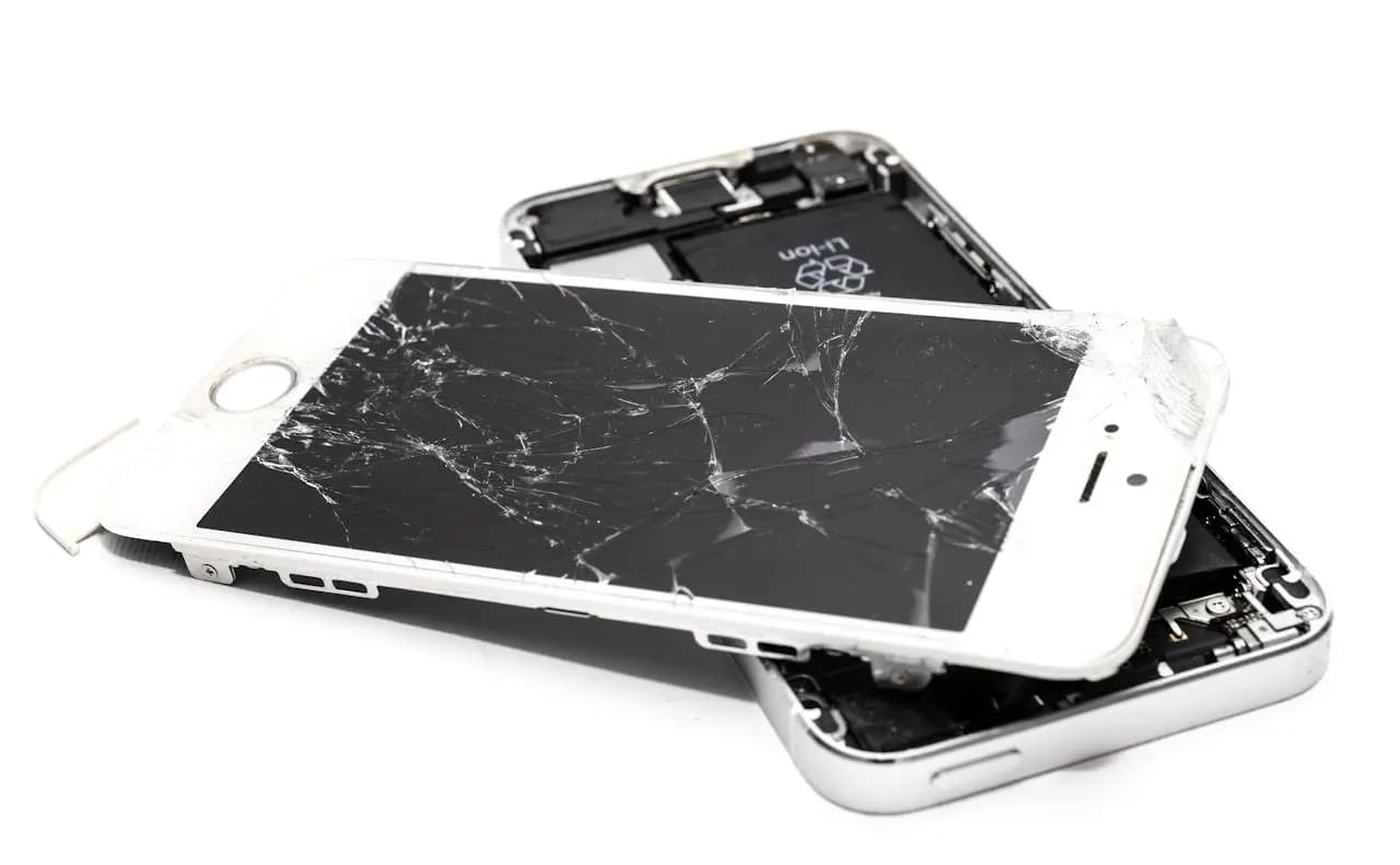 Écran iPhone cassé : que faire et combien coûte la réparation ?