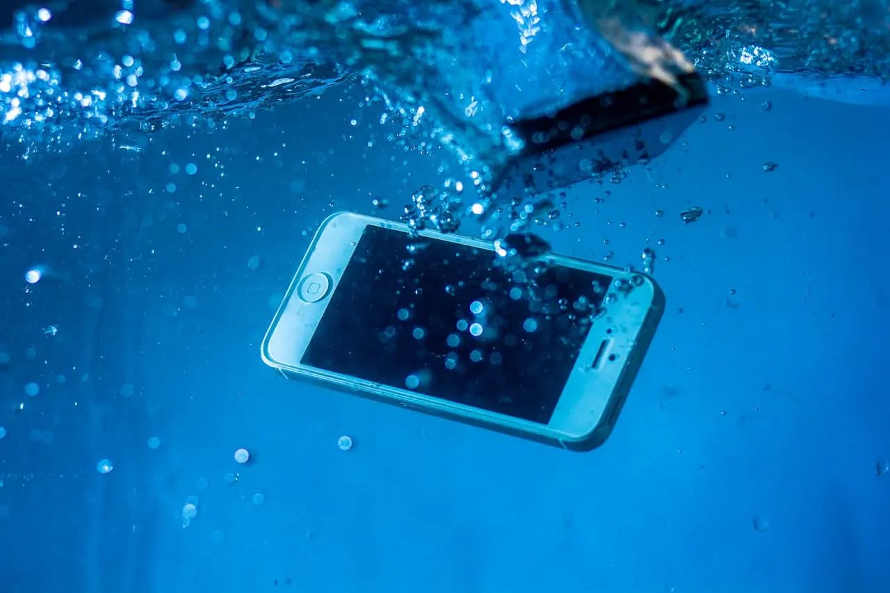 iPhone tombé dans l'eau : les bons réflexes et les erreurs à éviter