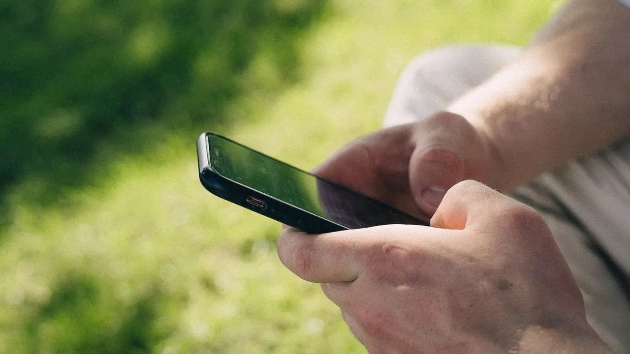 Mon téléphone chauffe : causes et solutions